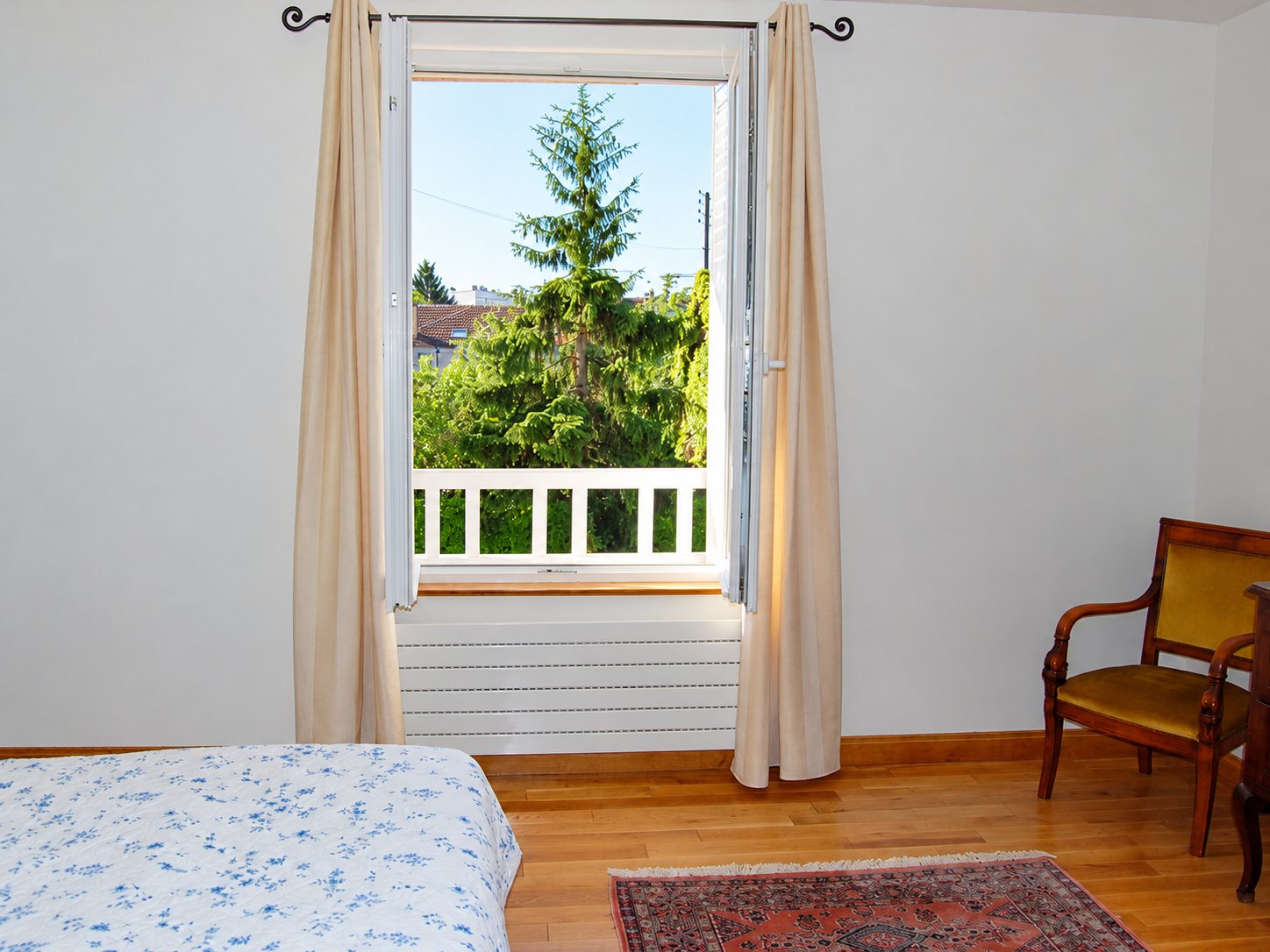 Chambre lumineuse avec fenêtre ouverte sur le jardin