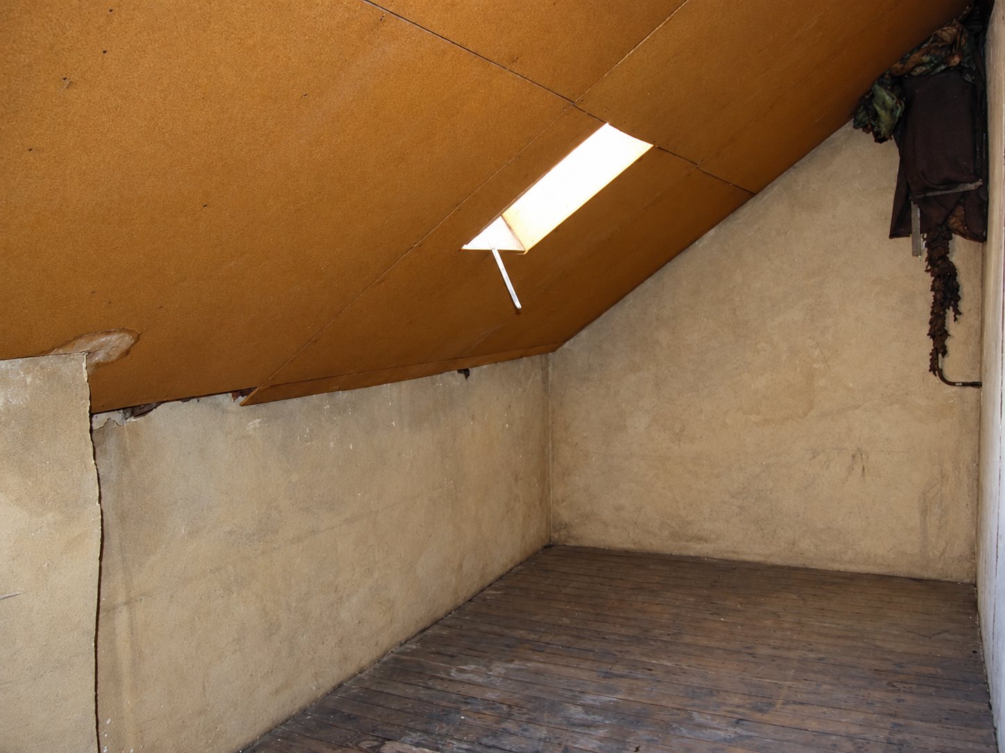 Combles vides sous la pente du toit, avec lucarne et plancher en bois
