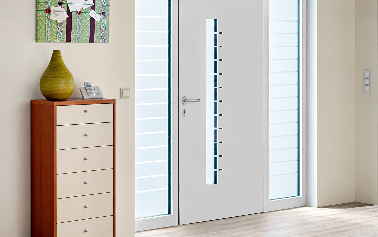 Porte d’entrée blanche moderne avec vitrage latéral dans un couloir lumineux
